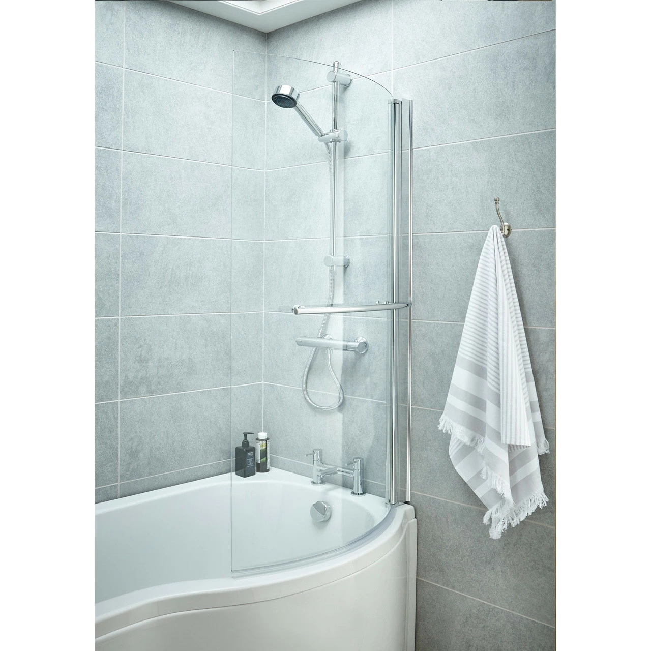 Nuie 720mm Curved Bath Screen With Rail - NCSR1 - Image 2